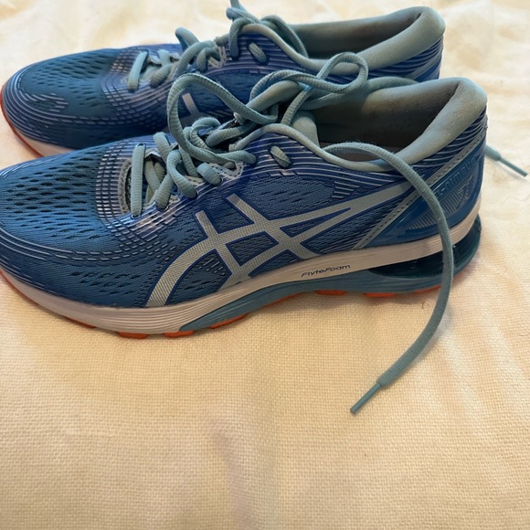 ASICS running shoes - Picture 2 of 2